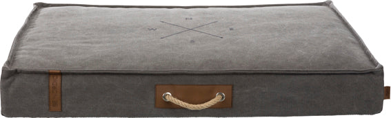 BE NORDIC Dyna Föhr med canvas-look klädsel i bomull/polyester, stoppad med 10 cm silikon/skumgummi. Avtagbar klädsel, halkfri botten, och stiliga läderdetaljer. Maskintvättbar i 40°C.