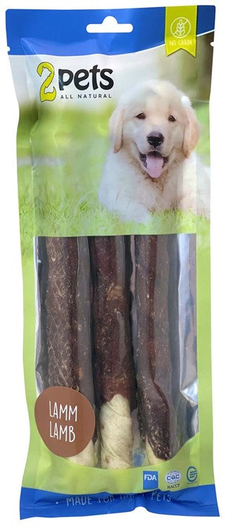 2Pets tuggrulle med lamm – ett naturligt och smakfullt tuggben för hundar, tillverkat av råhud och lammkött med låg fetthalt, perfekt för tandhälsa och belöning.
