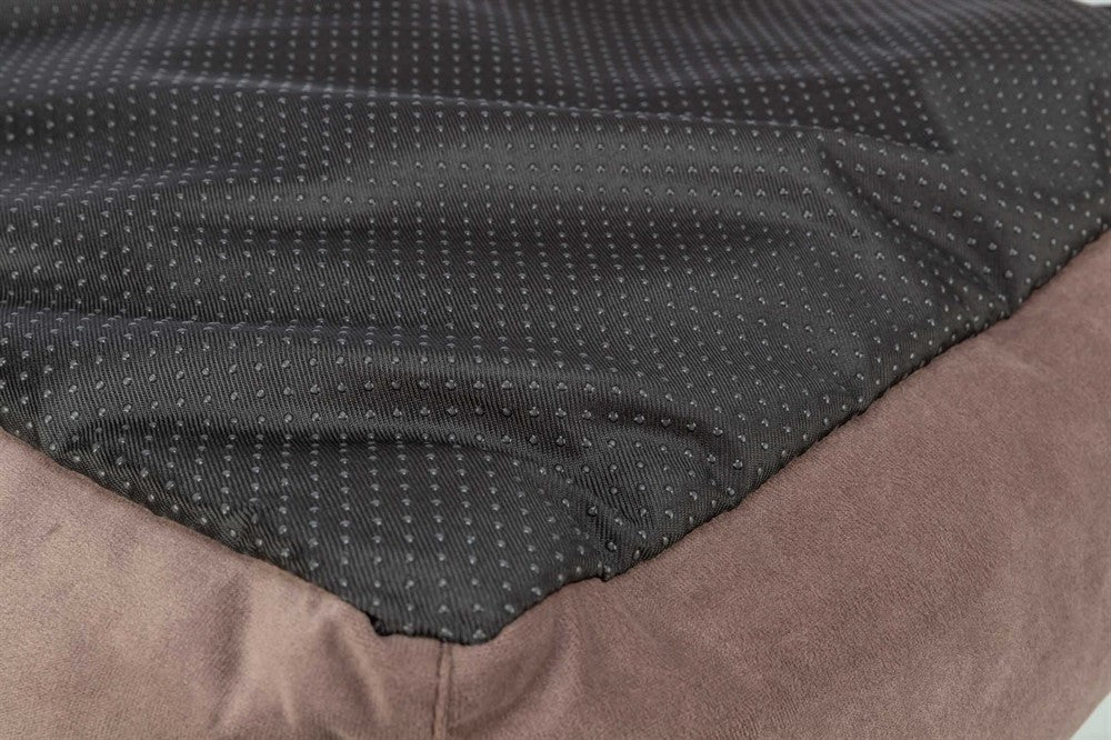 Lyxig SOFT Edition med sammetslook, avtagbart överdrag, halkfri botten och skumgummifyllning. Tillverkad inom EU för hög kvalitet och hållbar design.

