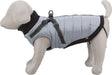Pontis Täcke med sele för hund, i polyester med fleecefoder och vaddering. Justerbar passform med elastiskt inlägg och reflekterande detaljer för ökad säkerhet.