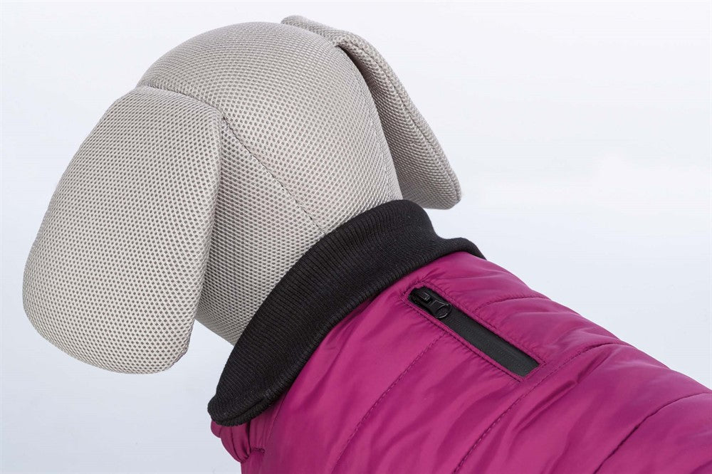 Arlay Täcke för hund med fleecefoder och lätt vaddering, vattenavvisande och justerbar elastisk haklapp. Kan kombineras med sele för en perfekt passform och komfort.