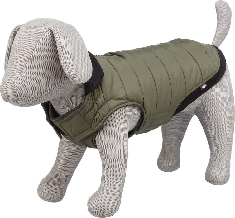 Arlay Täcke för hund, med fleecefoder, lätt vaddering och vattenavvisande material. Justerbar elastisk haklapp för bekväm passform och kan kombineras med sele.