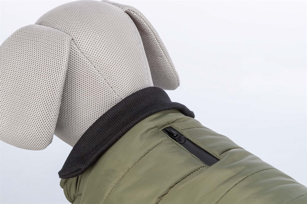 Arlay Täcke för hund, med fleecefoder, lätt vaddering och vattenavvisande material. Justerbar elastisk haklapp för bekväm passform och kan kombineras med sele.