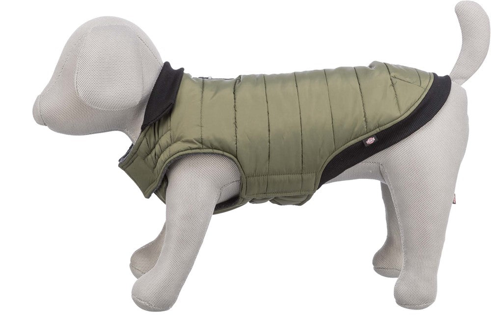 Arlay Täcke för hund, med fleecefoder, lätt vaddering och vattenavvisande material. Justerbar elastisk haklapp för bekväm passform och kan kombineras med sele.