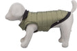 Arlay Täcke för hund, med fleecefoder, lätt vaddering och vattenavvisande material. Justerbar elastisk haklapp för bekväm passform och kan kombineras med sele.