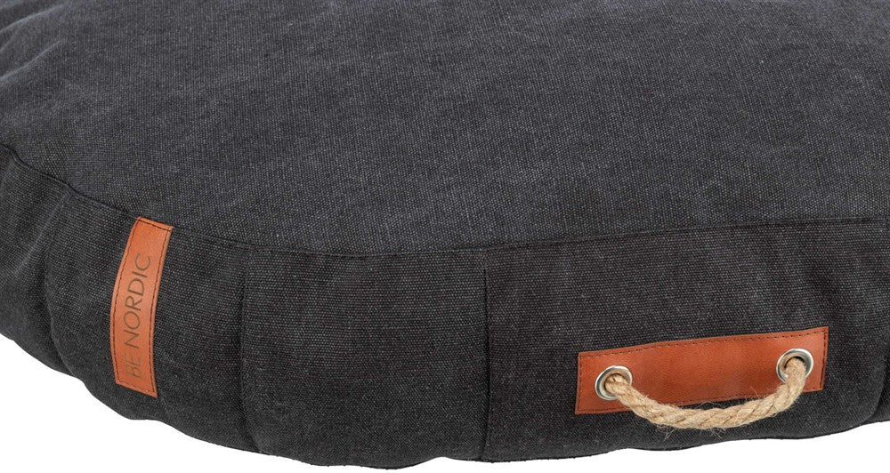 BE NORDIC Dyna Föhr med canvaskänsla, överdrag i bomull/polyester, silikon/skumgummifyllning (15–19 cm), avtagbart överdrag, halkfri botten och handtag. Tillverkad inom EU.
