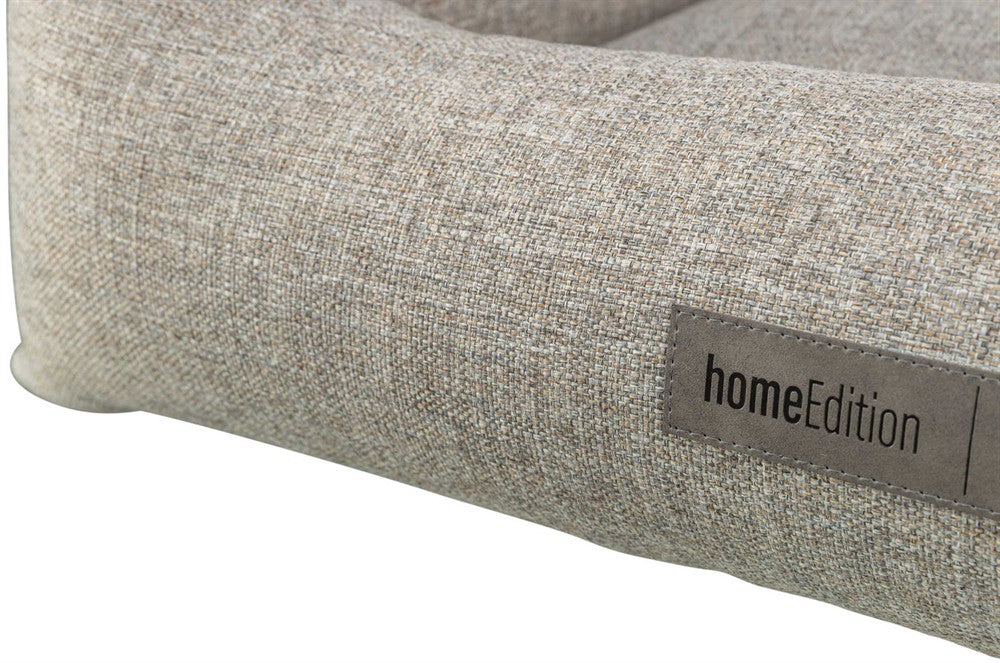 Produkt i HOME Edition med finvävt material, polyesterklädsel, silikonfyllning och halkfri botten. Perfekt för hemmet med avtagbart överdrag och fastsatt dyna för extra komfort och stabilitet.

