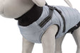Pontis Täcke med sele för hund, i polyester med fleecefoder och vaddering. Justerbar passform med elastiskt inlägg och reflekterande detaljer för ökad säkerhet.