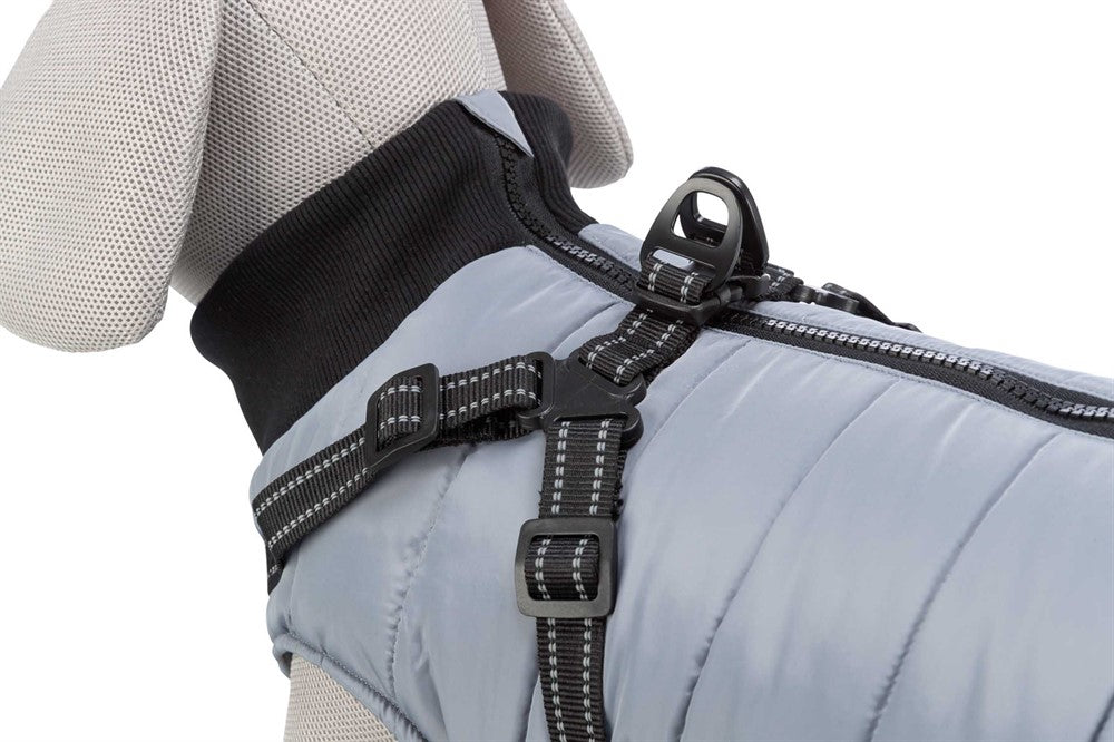 Pontis Täcke med sele för hund, i polyester med fleecefoder och vaddering. Justerbar passform med elastiskt inlägg och reflekterande detaljer för ökad säkerhet.