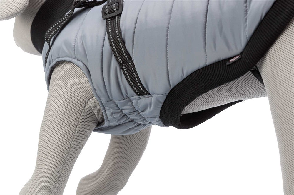 Pontis Täcke med sele för hund, i polyester med fleecefoder och vaddering. Justerbar passform med elastiskt inlägg och reflekterande detaljer för ökad säkerhet.