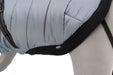 Pontis Täcke med sele för hund, i polyester med fleecefoder och vaddering. Justerbar passform med elastiskt inlägg och reflekterande detaljer för ökad säkerhet.