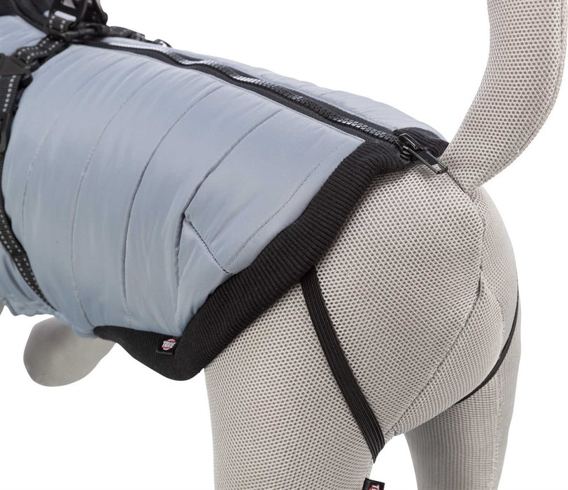 Pontis Täcke med sele för hund, i polyester med fleecefoder och vaddering. Justerbar passform med elastiskt inlägg och reflekterande detaljer för ökad säkerhet.