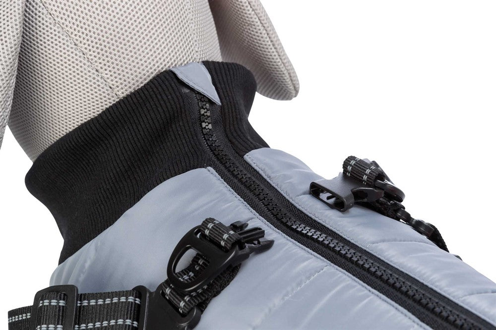 Pontis Täcke med sele för hund, i polyester med fleecefoder och vaddering. Justerbar passform med elastiskt inlägg och reflekterande detaljer för ökad säkerhet.