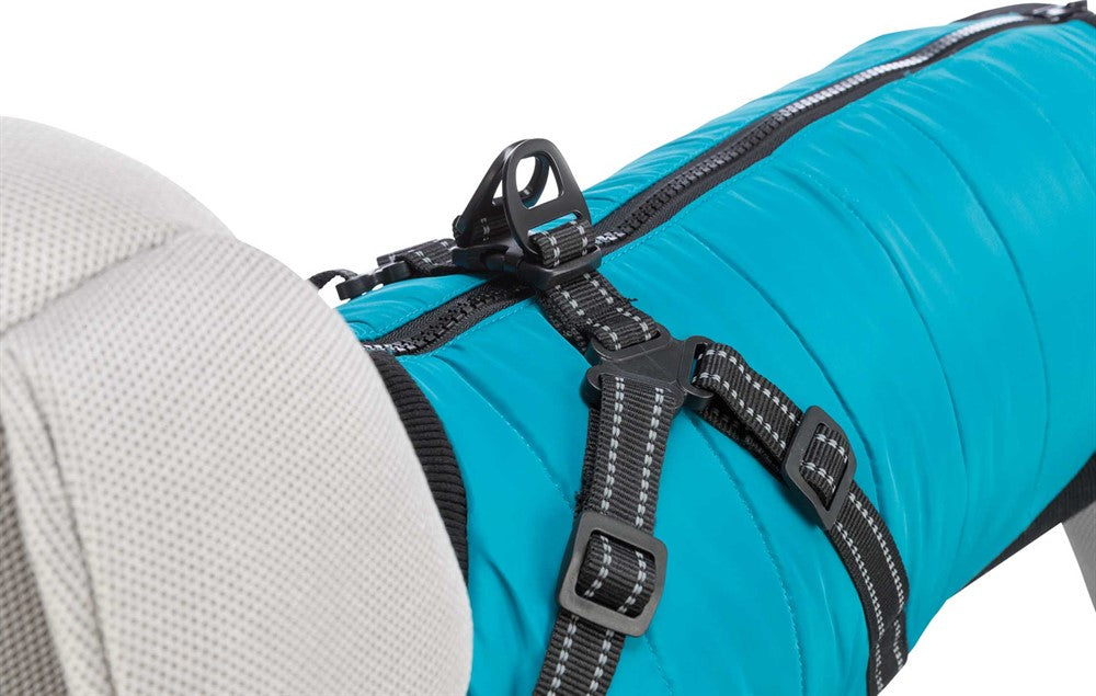 Pontis Täcke med sele för hund, i polyester med fleecefoder och vaddering. Reflekterande detaljer och justerbara öglor för bakbenen för en säker och bekväm passform.