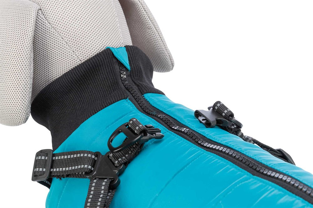 Pontis Täcke med sele för hund, i polyester med fleecefoder och vaddering. Reflekterande detaljer och justerbara öglor för bakbenen för en säker och bekväm passform.