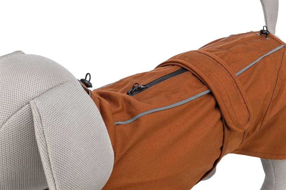 Vattentåligt hundtäcke i polyester/bomull med justerbar passform, dragsko, reflekterande detaljer och justerbara bakbenöglor för extra rörelsefrihet och säkerhet.