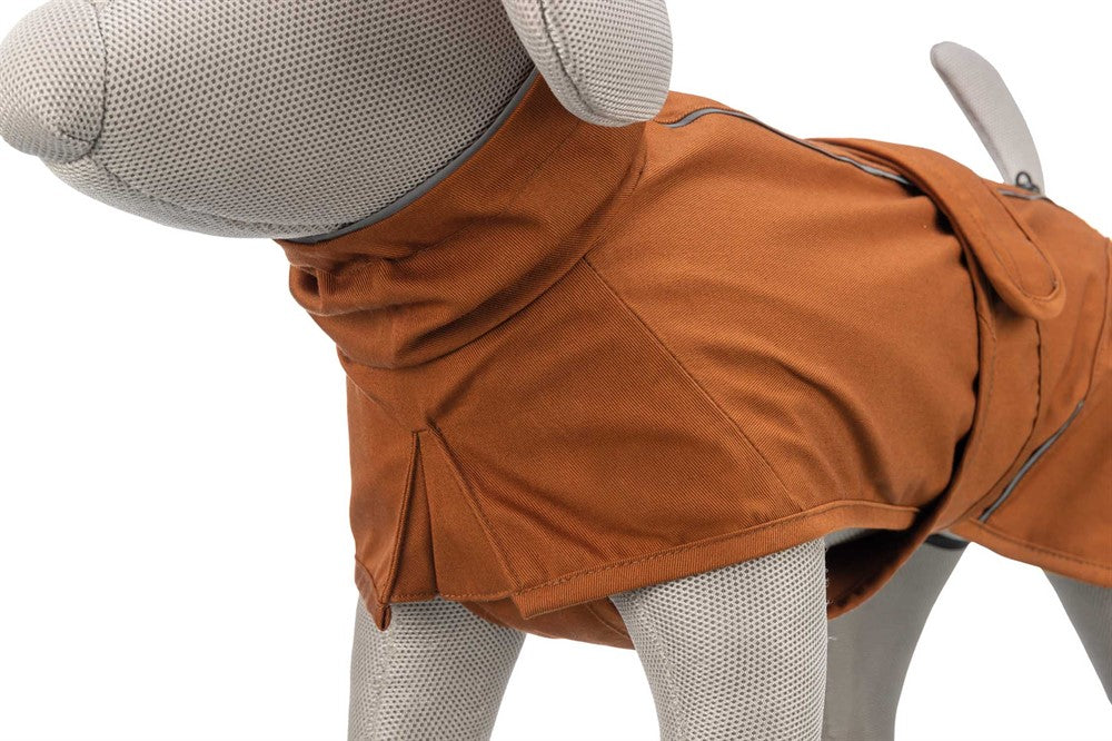Vattentåligt hundtäcke i polyester/bomull med justerbar passform, dragsko, reflekterande detaljer och justerbara bakbenöglor för extra rörelsefrihet och säkerhet.