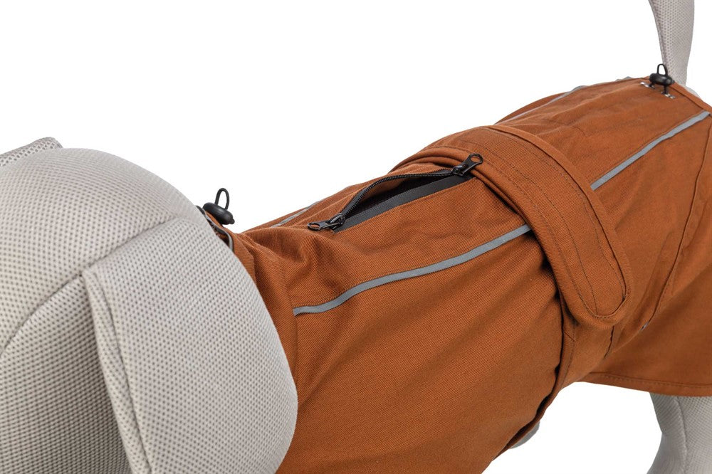Vattentåligt hundtäcke i polyester/bomull med justerbar passform, dragsko, reflekterande detaljer och justerbara bakbenöglor för extra rörelsefrihet och säkerhet.