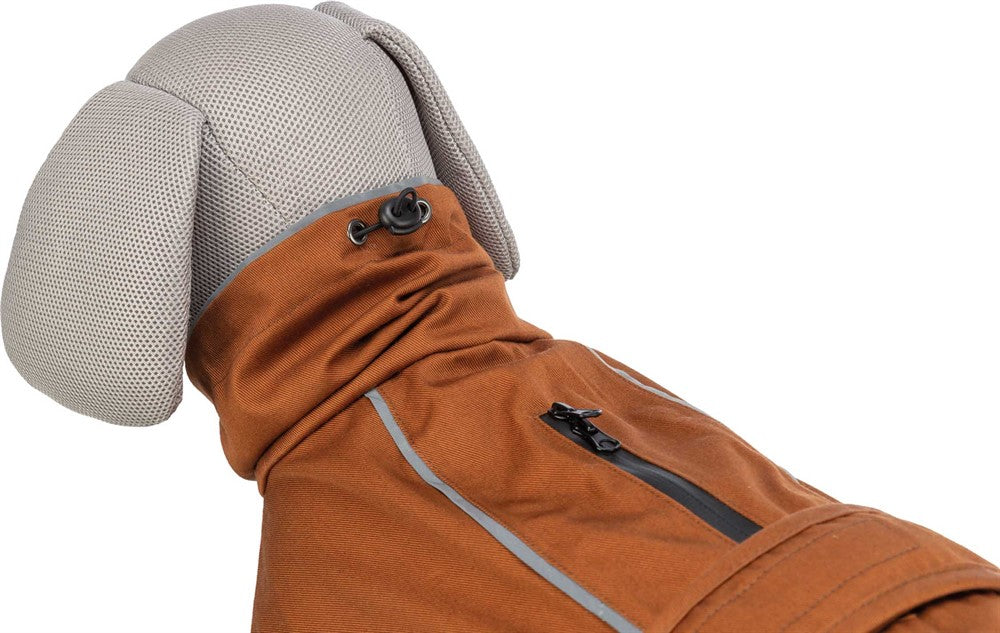 Vattentåligt hundtäcke i polyester/bomull med justerbar passform, dragsko, reflekterande detaljer och justerbara bakbenöglor för extra rörelsefrihet och säkerhet.