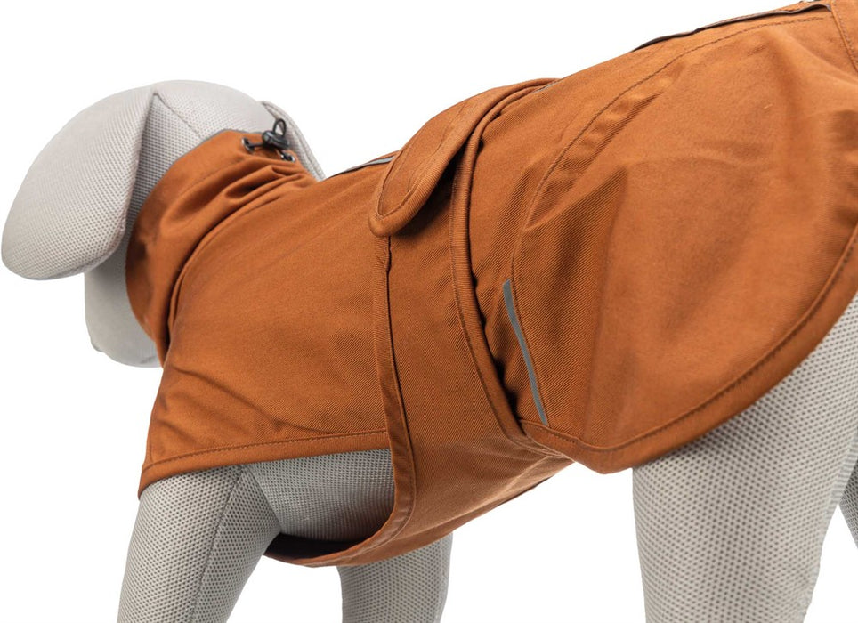 Vattentåligt hundtäcke i polyester/bomull med justerbar passform, dragsko, reflekterande detaljer och justerbara bakbenöglor för extra rörelsefrihet och säkerhet.