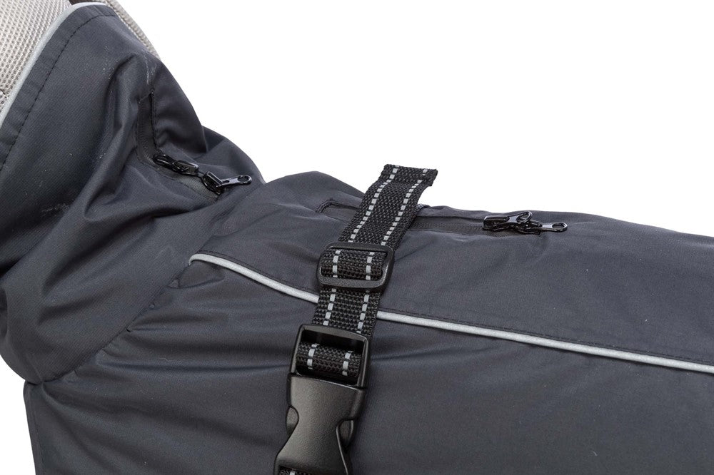 Calvi Täcke för hundar i polyester med vattentätt membran, extra hög krage med dragsko, justerbara öglor för bakbenen och två vattentäta dragkedjor för halsband eller sele.