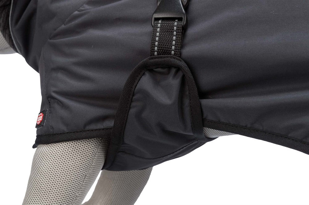 Calvi Täcke för hundar i polyester med vattentätt membran, extra hög krage med dragsko, justerbara öglor för bakbenen och två vattentäta dragkedjor för halsband eller sele.
