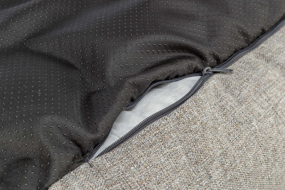 Produkt i HOME Edition med finvävt material, polyesterklädsel, silikonfyllning och halkfri botten. Perfekt för hemmet med avtagbart överdrag och fastsatt dyna för extra komfort och stabilitet.

