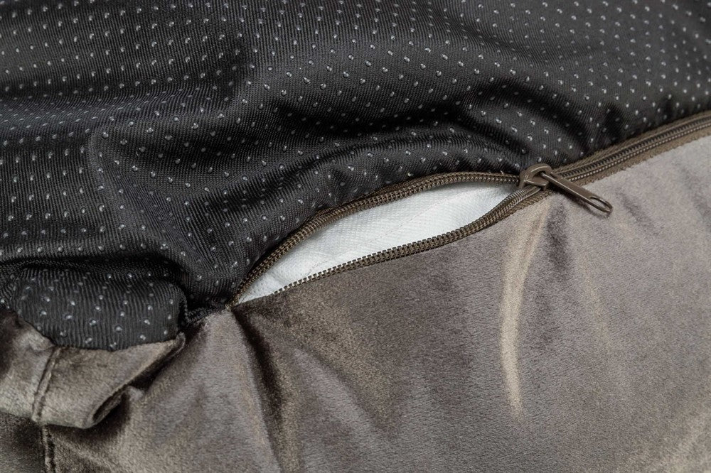 SOFT Edition med sammetslook, återvunnen polyesterklädsel och silikonfyllning. Utrustad med fastsatt dyna, avtagbart överdrag och halkfri botten för långvarig komfort och säkerhet.

