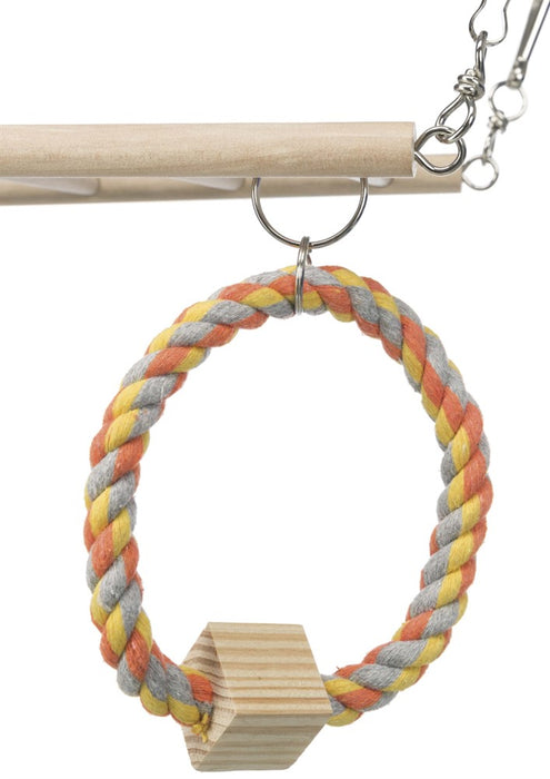 Hänglekställning för husdjur med trästege, repstege, lekrep och repring med träblock. Tillverkad av giftfria limtyper och träslag utan hartskanaler för säker lek.