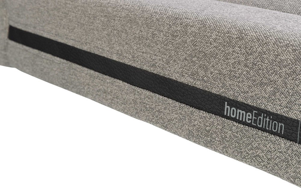 Soffa CityStyle – HOME Edition med vävt tyg och polyesterklädsel, fylld med skumflingor och polyesterfleece i liggytan. Skumgummifyllning i kanten, avtagbart överdrag, och halkfri botten för ökad stabilitet.

