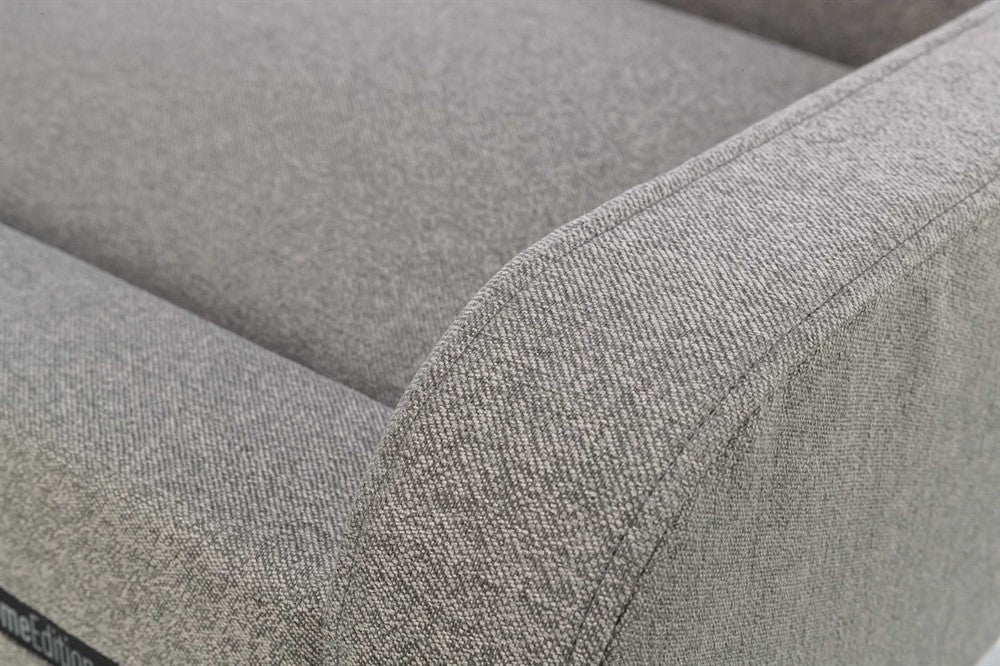 Soffa CityStyle – HOME Edition med vävt tyg och polyesterklädsel, fylld med skumflingor och polyesterfleece i liggytan. Skumgummifyllning i kanten, avtagbart överdrag, och halkfri botten för ökad stabilitet.

