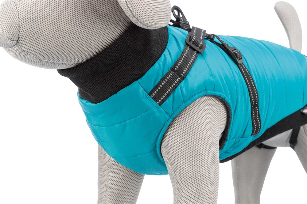 Pontis Täcke med sele för hund, i polyester med fleecefoder och vaddering. Reflekterande detaljer och justerbara öglor för bakbenen för en säker och bekväm passform.
