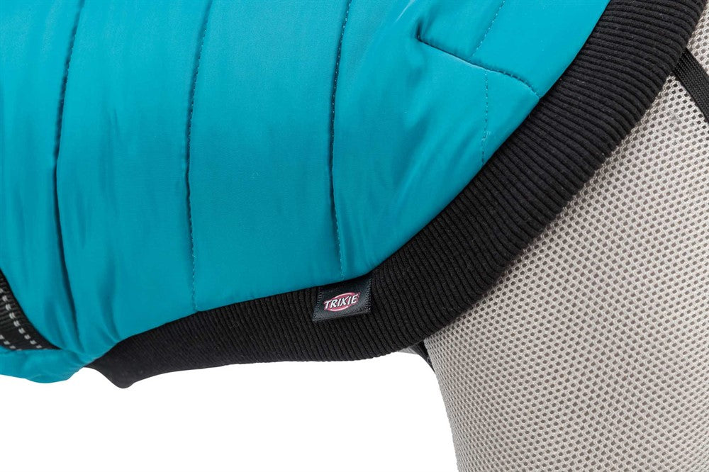 Pontis Täcke med sele för hund, i polyester med fleecefoder och vaddering. Reflekterande detaljer och justerbara öglor för bakbenen för en säker och bekväm passform.