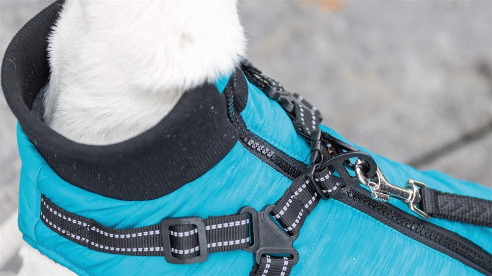 Pontis Täcke med sele för hund, i polyester med fleecefoder och vaddering. Reflekterande detaljer och justerbara öglor för bakbenen för en säker och bekväm passform.