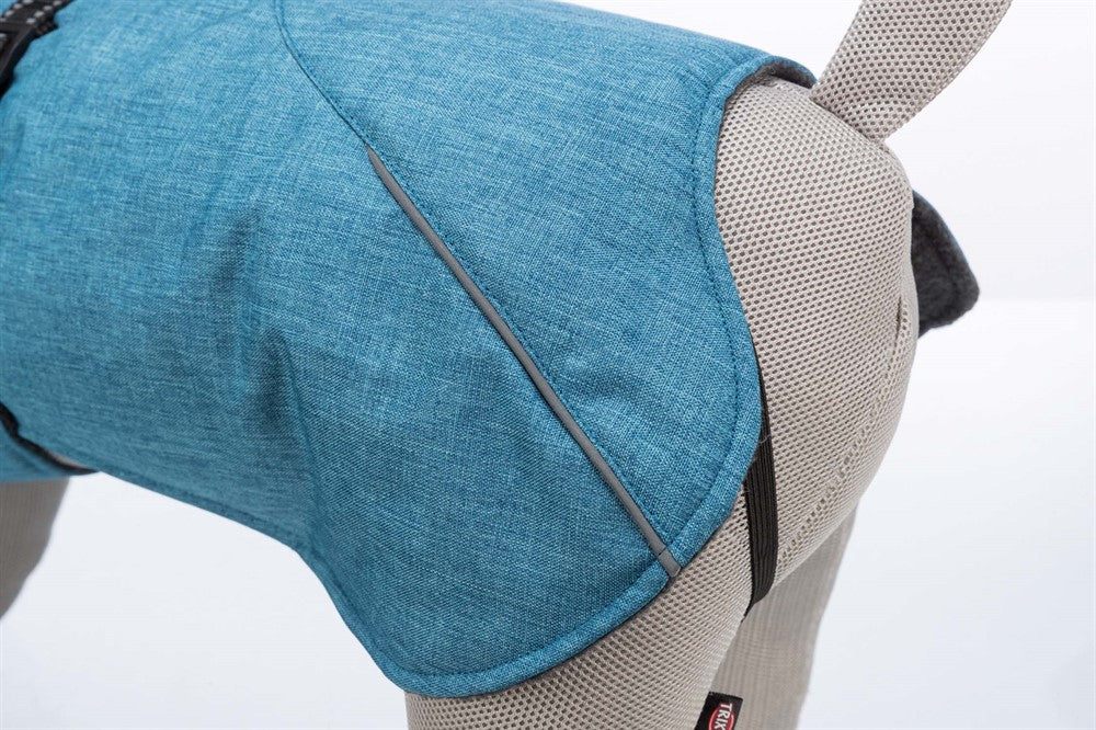 Riom Vintertäcke för hundar i polyester med fleecefoder och vaddering. Vattentätt, vindtätt, med reflekterande detaljer, elastiska inlägg, och justerbara öglor för bakbenen.
